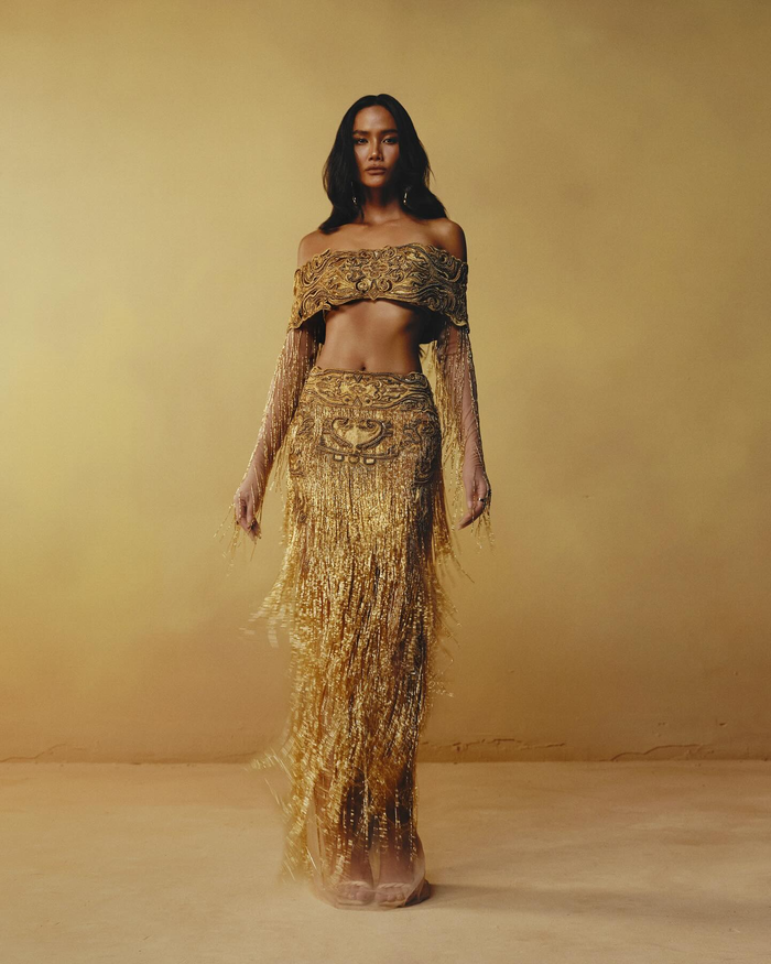 Được biết, các bộ cánh được H'Hen Niê khoác lên người thuộc bộ sưu tập 'Golden Heritage' của nhà thiết kế Lê Thanh Hòa. Đây cũng chính là sản phẩm luận văn tốt nghiệp Thạc sĩ chuyên ngành Mỹ thuật Ứng dụng của nam nhà thiết kế. 