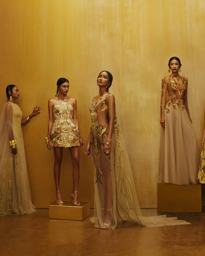 Bộ sưu tập khai thác các họa tiết mang tính biểu tượng như hình học kéo dài, thần điểu Garuda, cánh sen và hình ảnh voi. Tất cả được cách điệu để tạo nên một cầu nối tinh tế giữa di sản văn hóa Champa và ngôn ngữ thời trang hiện đại. Không chỉ đóng vai trò là yếu tố trang trí, những họa tiết này còn chứa đựng thông điệp nghệ thuật sâu sắc, phản ánh thế giới quan, tín ngưỡng và triết lý sống của người Chăm, mang lại chiều sâu ý nghĩa cho từng thiết kế.