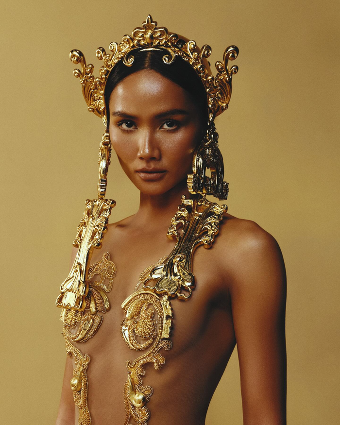 Những chi tiết này vừa tôn vinh nét đẹp tự nhiên, vừa mang ý nghĩa văn hóa sâu sắc, gợi liên tưởng đến sự hòa hợp giữa thiên nhiên và con người. Thiết kế này không chỉ mang đậm tinh thần Champa mà còn thể hiện sự hiện đại trong thời trang dạ hội. 