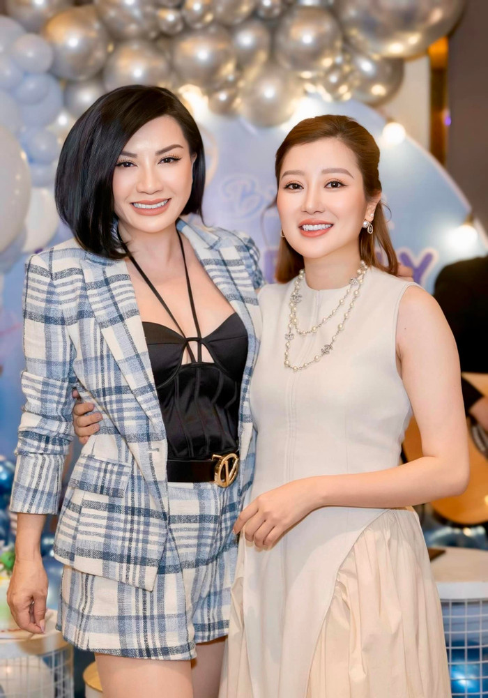 Vợ mới - vợ cũ Bằng Kiều chung khung hình. Ảnh: FBNV