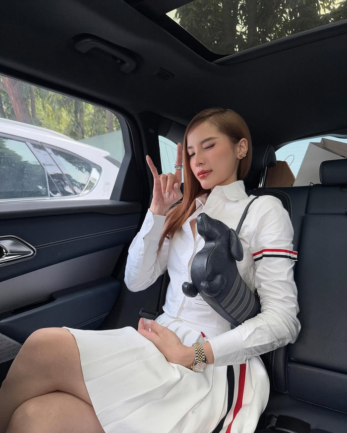 Hoa hậu Kỳ Duyên xuống phố với mẫu túi xách độc lạ, có giá trị hơn 52 triệu đồng. (Ảnh: FBNV)