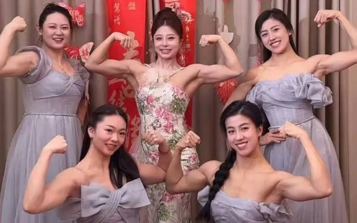 Đi đám cưới, khách mời đứng hình trước dàn phù dâu cơ bắp cuồn cuộn Ảnh 2