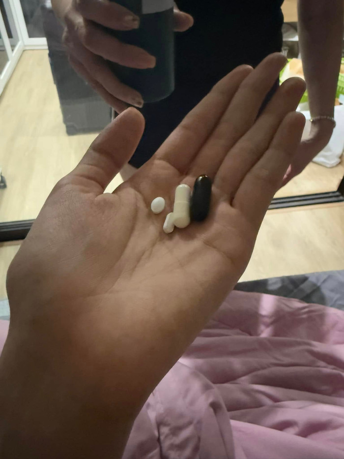 Tiểu Vy đã uống thuốc để nhanh chóng hồi phục sức khoẻ. Ảnh: FBNV