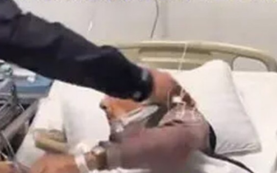 Con trai đem vứt cái mền cũ, người cha đang bệnh liệt giường bật dậy vì thứ được giấu bên trong Ảnh 2