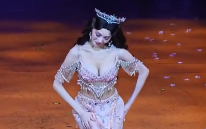 Vài triệu người xem nữ người mẫu khoe vẻ đẹp căng tràn trên sân khấu Ảnh 2