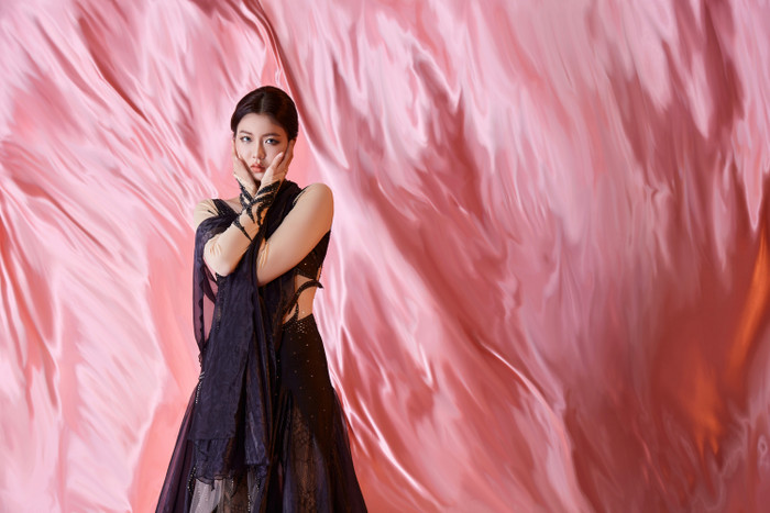 Kết thúc phần thi của Hooyeon và Zhivko, giám khảo Trần Ly Ly cho 9 điểm, giám khảo Chí Anh cho 8.5 điểm, giám khảo Khánh Thi cho 9 điểm, giám khảo Đoan Trang cho 9.5 điểm và giám khảo Phan Hiển là 9 điểm.