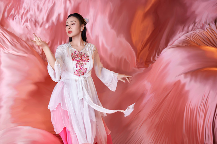 Phương Oanh được nhận xét ngày càng tiến bộ, bản lĩnh trên sân khấu Bước Nhảy Hoàn Vũ. 