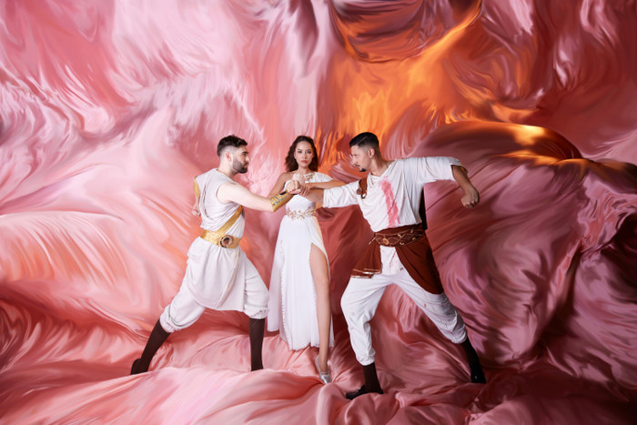 Lê Hoàng Phương và Kris. Tiết mục của cặp đôi có sự hỗ trợ từ vũ công Tisho và Ganev. 