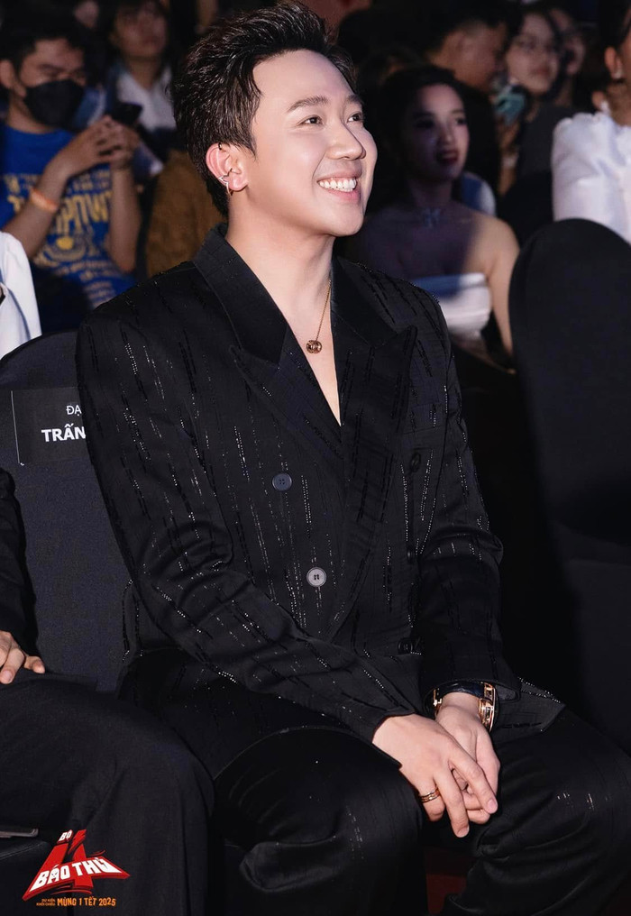 Trấn Thành tại một sự kiện quảng bá phim Tết 2025.