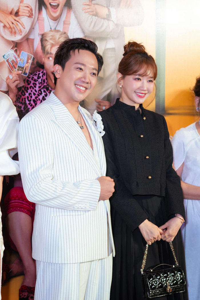 Trấn Thành và bà xã Hari Won tại sự kiện ra mắt phim mới.