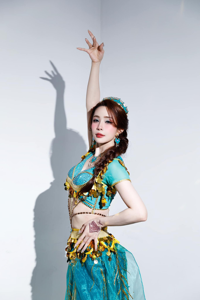 Ở tập thi thứ 7, Quỳnh Nga tái hiện hình ảnh nàng công chúa Jasmin nổi tiếng. Nàng 'cá sấu chúa' khoác lên người bộ cánh mang tông màu xanh cổ vịt. Outfit này là sự kết hợp của chiếc áo croptop và quần ống suông, rộng thùng thình. Quỳnh Nga 'trưng trổ' lợi thế về vòng eo nhỏ xíu, săn chắc.