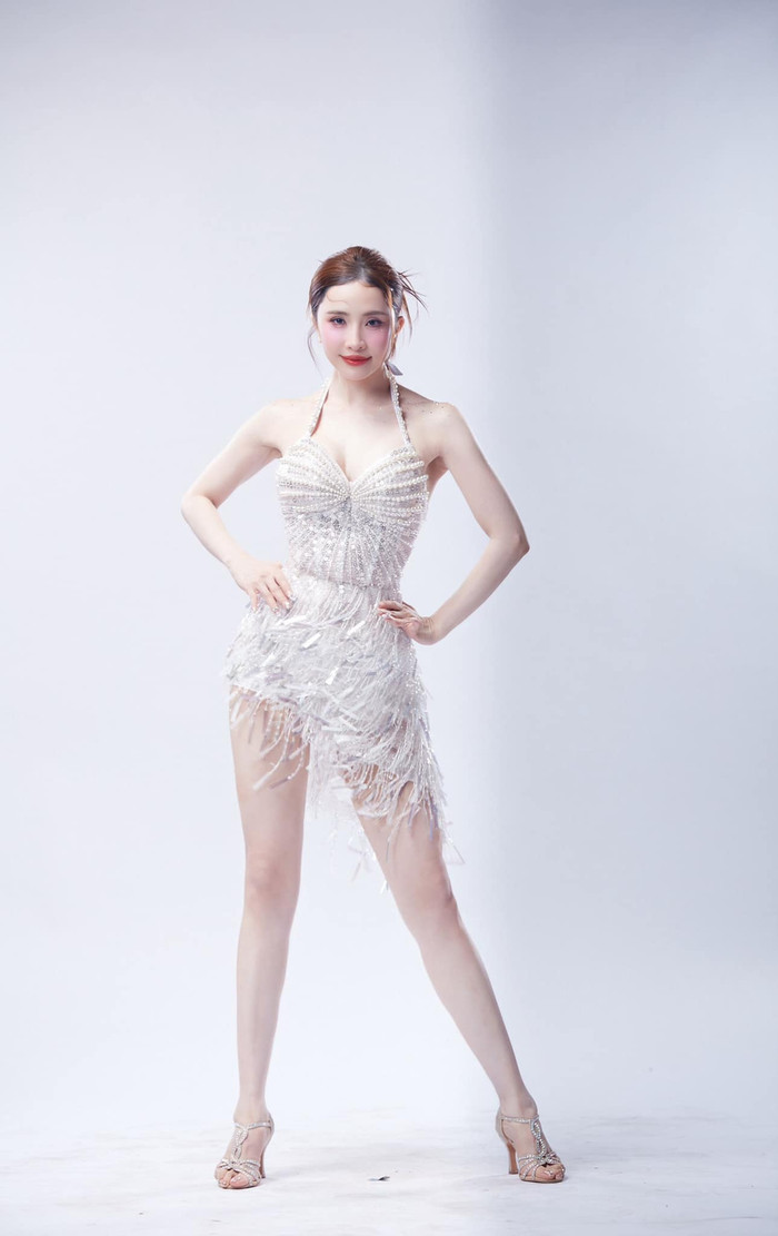 Ở tập đầu tiên khi ra mắt khán giả, Quỳnh Nga tỏa sáng rực rỡ khi khoác lên người jumpsuit hai dây, bó sát cơ thể. Thiết kế này được tạo điểm nhấn bởi đường xẻ sâu, tôn lên 'gò bồng đảo' nóng bỏng. Không những vậy, đá lấp lánh cùng chi tiết đua rua đính kết bất đối xứng của trang phục càng làm nổi bật Quỳnh Nga khi thực hiện vũ đạo. 