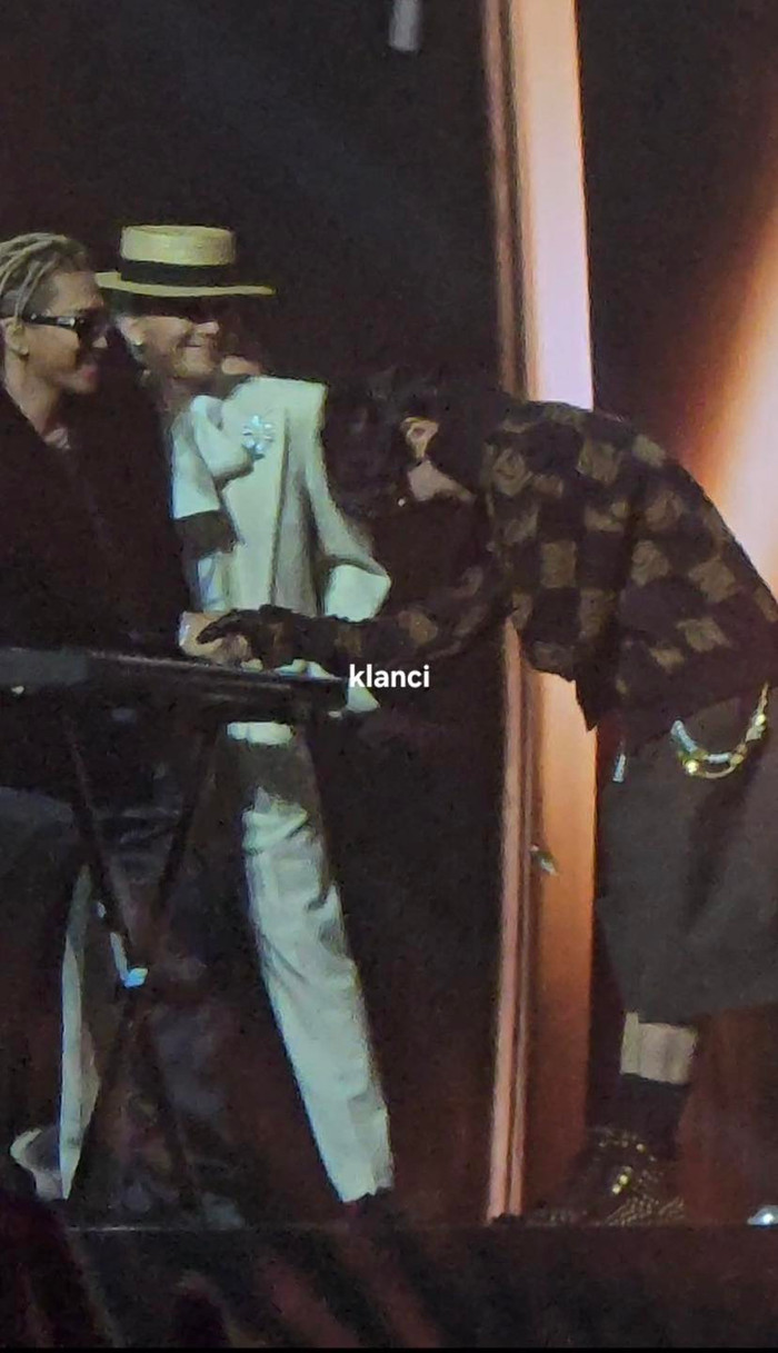 J-HOPE tương tác với Rosé, lễ phép khi chạm mặt đàn anh BIGBANG trên sân khấu Ảnh 5