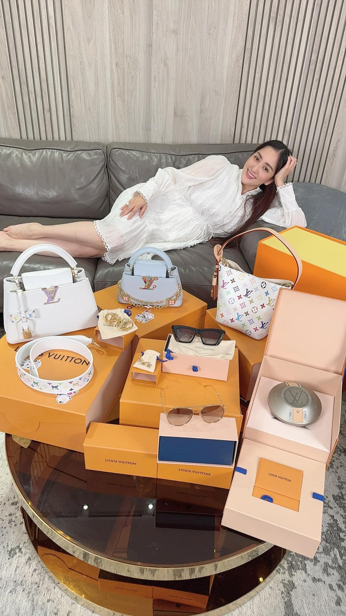 Khánh Thi được chồng chi mạnh tặng toàn đồ hiệu. 
