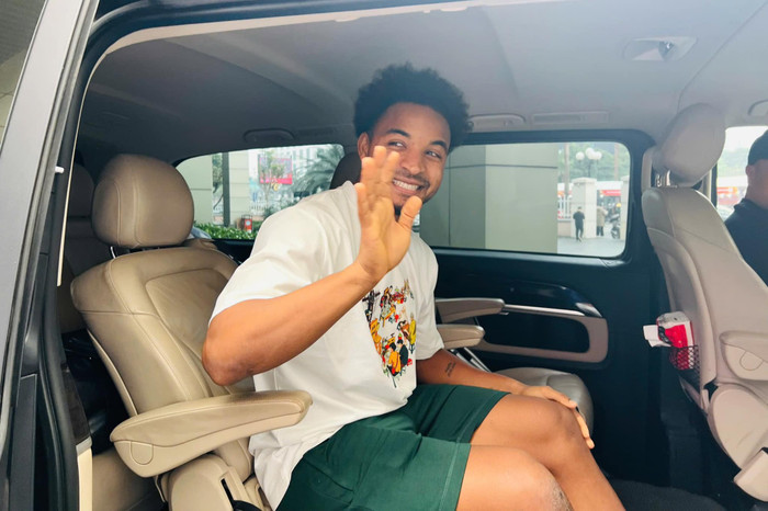 Nguyễn Xuân Son vẫy tay chào bác sĩ và các cán bộ y tế trước khi về nhà. (Ảnh: FBNV)