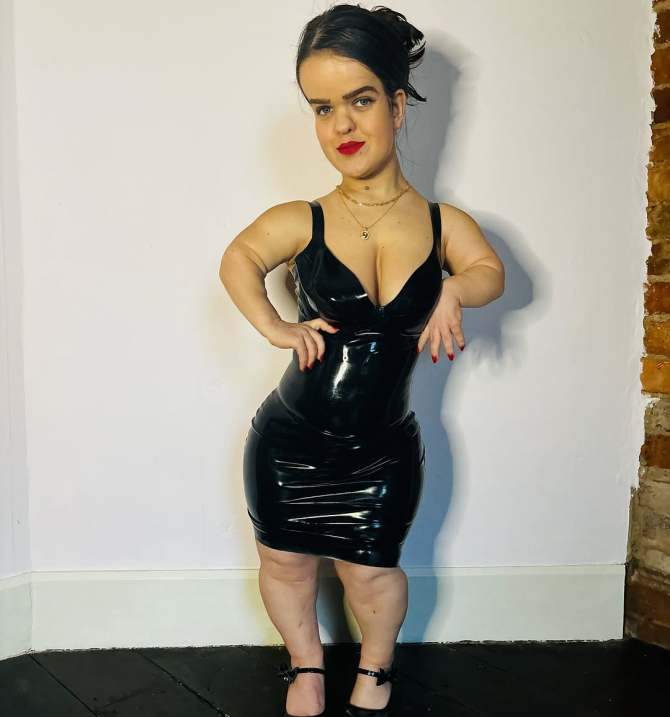 Người mẫu Caitlin Hellyer sở hữu chiều cao chỉ khoảng 1,12m.&nbsp;