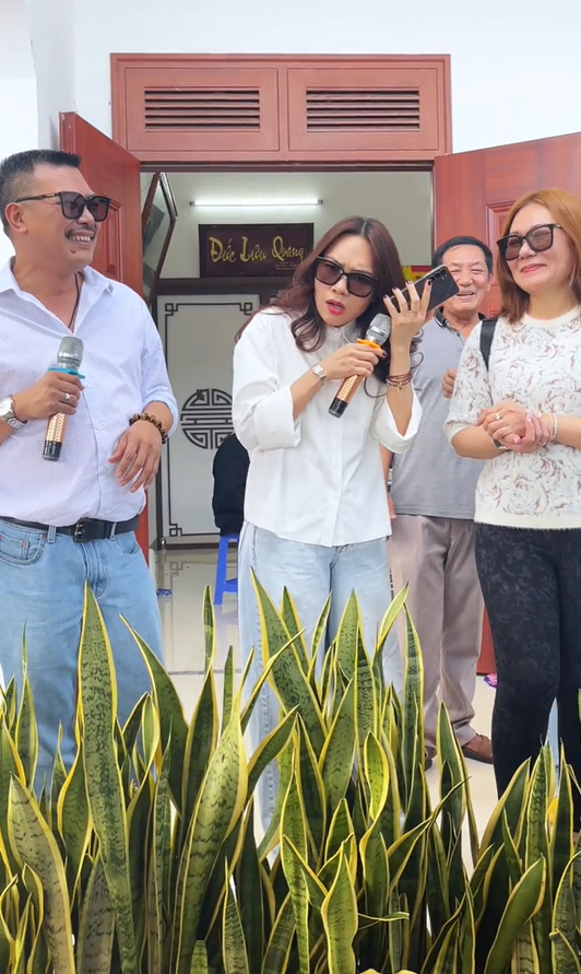 Song ca cùng anh trai trong chuyến từ thiện, Mỹ Tâm 'phát quạo' vì một sự cố Ảnh 3