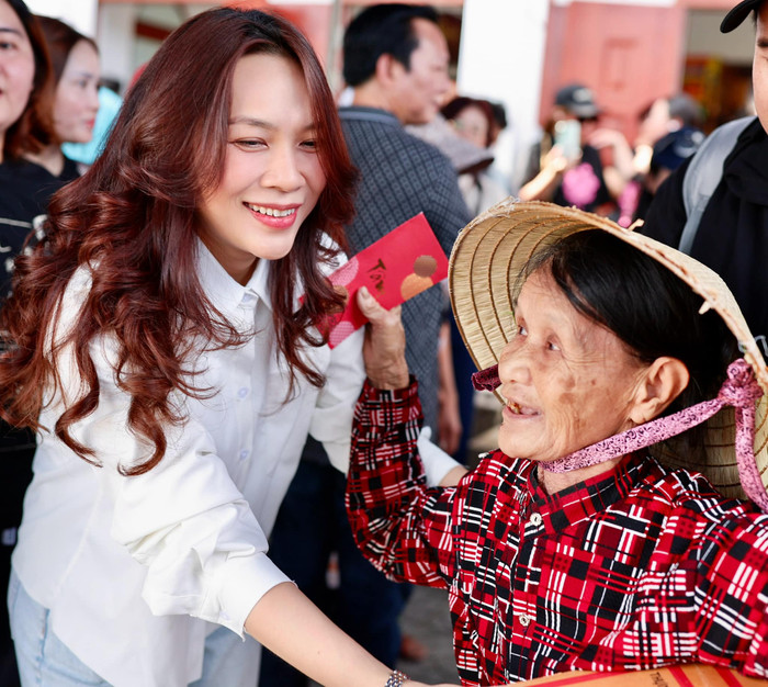 Song ca cùng anh trai trong chuyến từ thiện, Mỹ Tâm 'phát quạo' vì một sự cố Ảnh 4