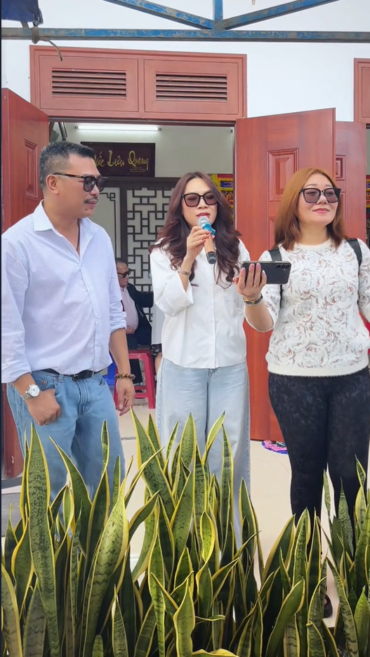 Song ca cùng anh trai trong chuyến từ thiện, Mỹ Tâm 'phát quạo' vì một sự cố Ảnh 1