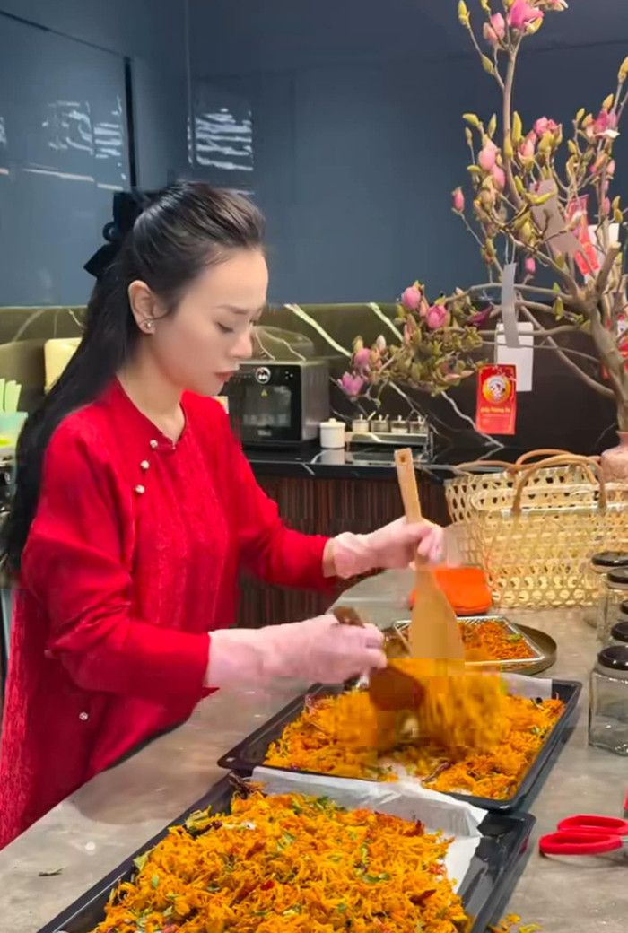 Showbiz 24h: Shark Bình thích thú khi ngắm nhìn Phương Oanh trổ tài nấu ăn làm quà tặng gửi bạn bè thân thiết. Ảnh: FBNV