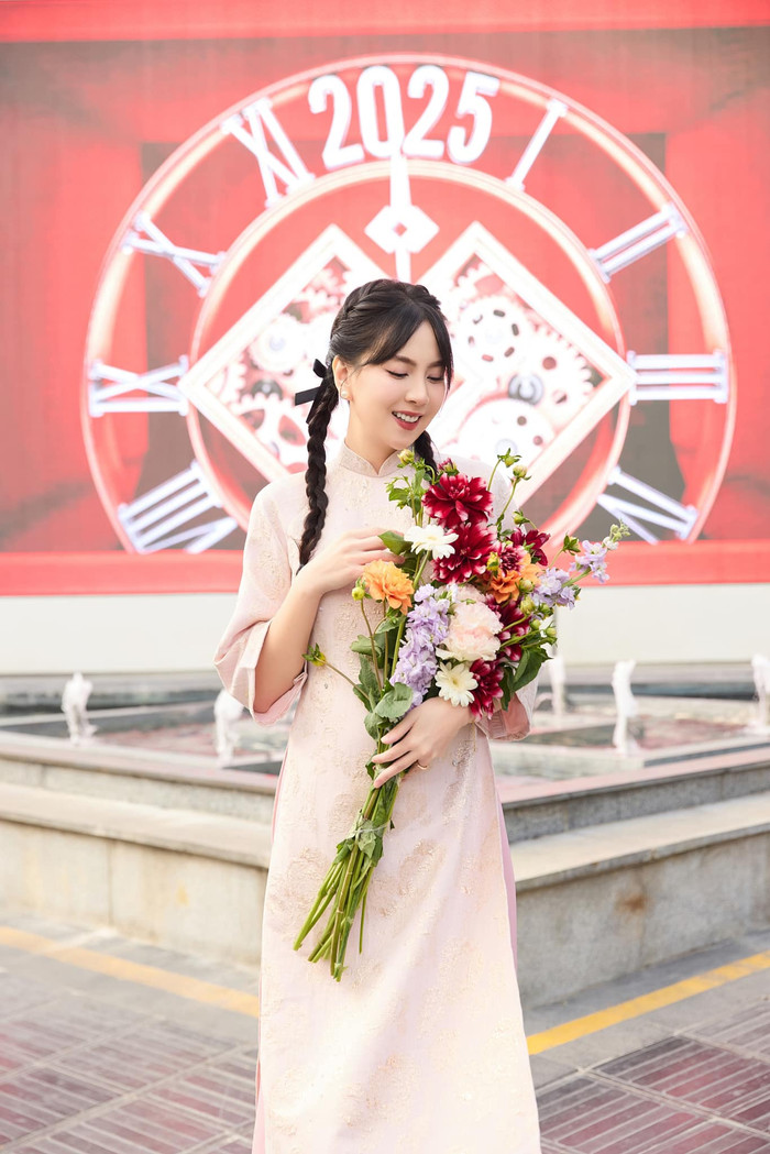Mai Ngọc diện áo dài đón Tết. Ảnh: FBNV