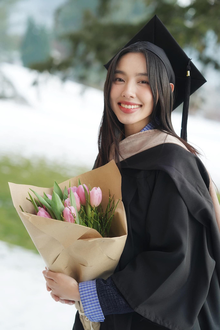 Ngày 17/1/2025, Hoa hậu Thùy Tiên vinh dự nhận bằng Thạc sĩ ngành Quản trị nhà hàng - khách sạn tại Đại học Quản trị Du lịch - Khách sạn Thụy Sĩ (SHMS University).  (Ảnh: FBNV)