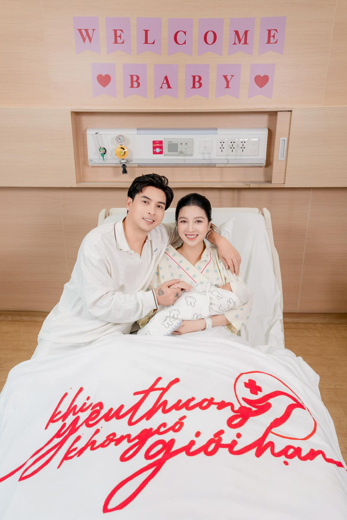 Hồ Quang Hiếu hạnh phúc đón con trai đầu lòng với Tuệ Như. Ảnh: FBNV