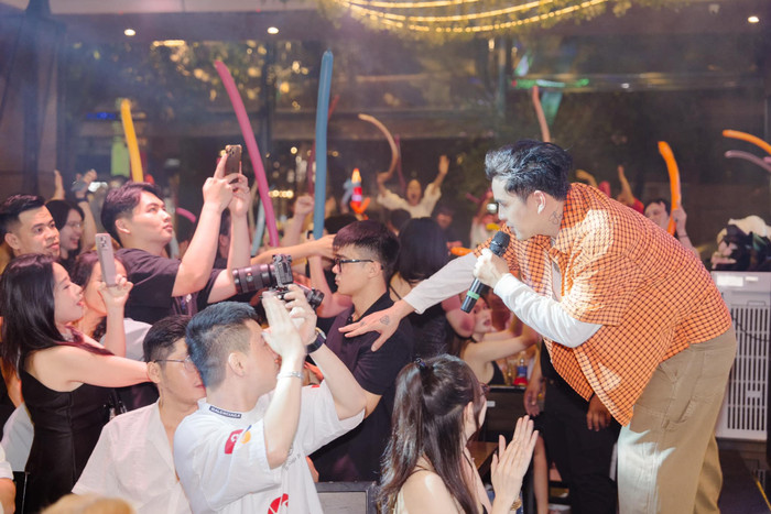 Hồ Quang Hiếu được nhiều khán giả yêu mến, nhiệt tình săn đón mỗi khi đi biểu diễn. Ảnh: FBNV