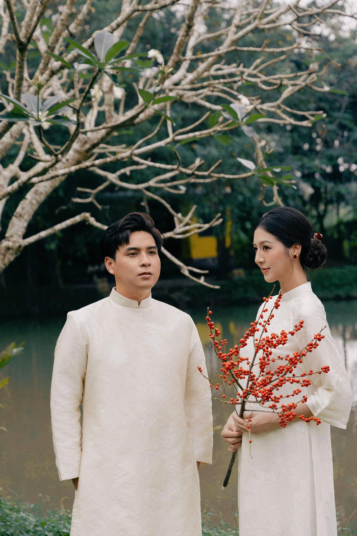 Vợ chồng Hồ Quang Hiếu chụp ảnh Tết. Ảnh: FBNV