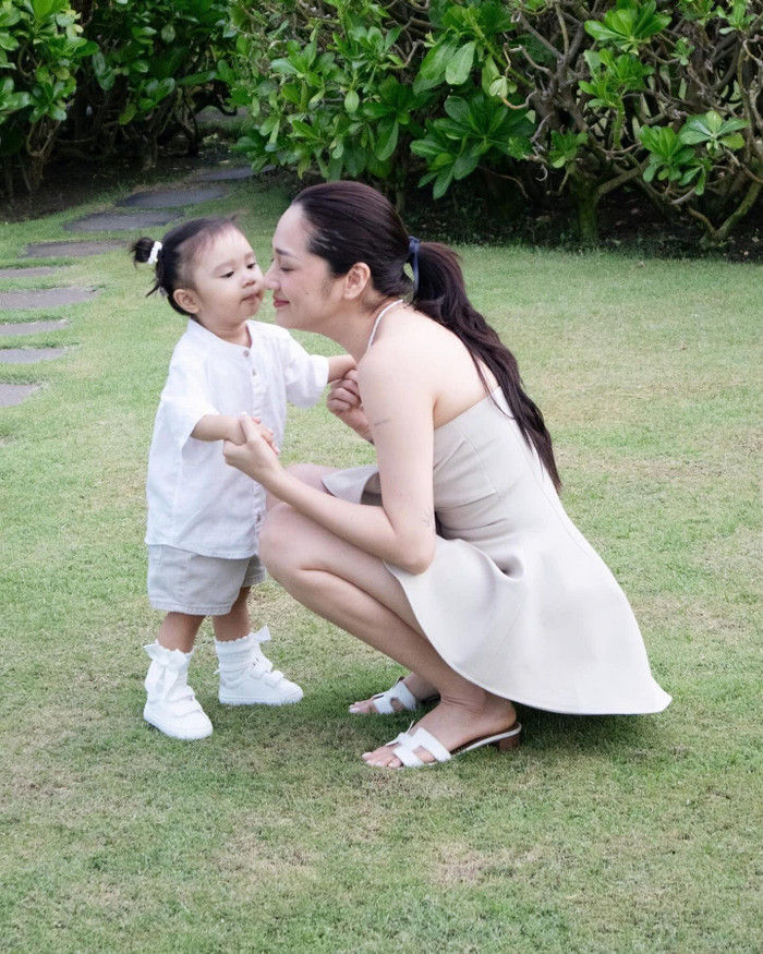 Bảo Anh đang tận hưởng cuộc sống yên bình bên cạnh con gái. Ảnh: FBNV