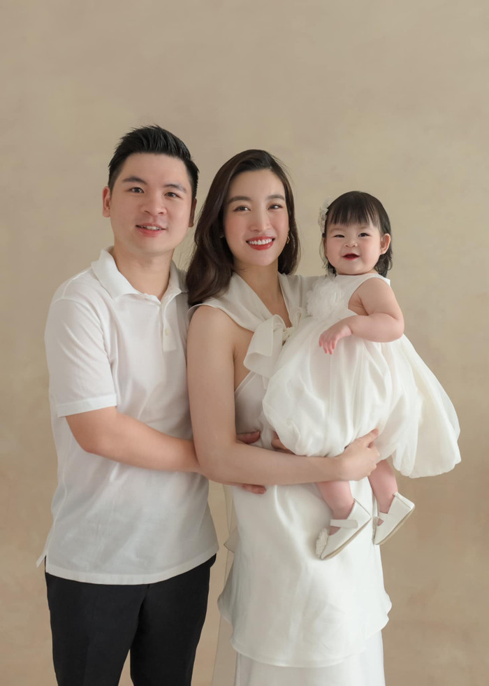 Đỗ Mỹ Linh lần đầu khoe con gái với khán giả. Ảnh: FBNV