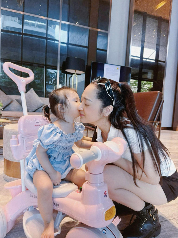 Bảo Anh vui vẻ, hạnh phúc khi ở bên cạnh con gái. Ảnh: FBNV