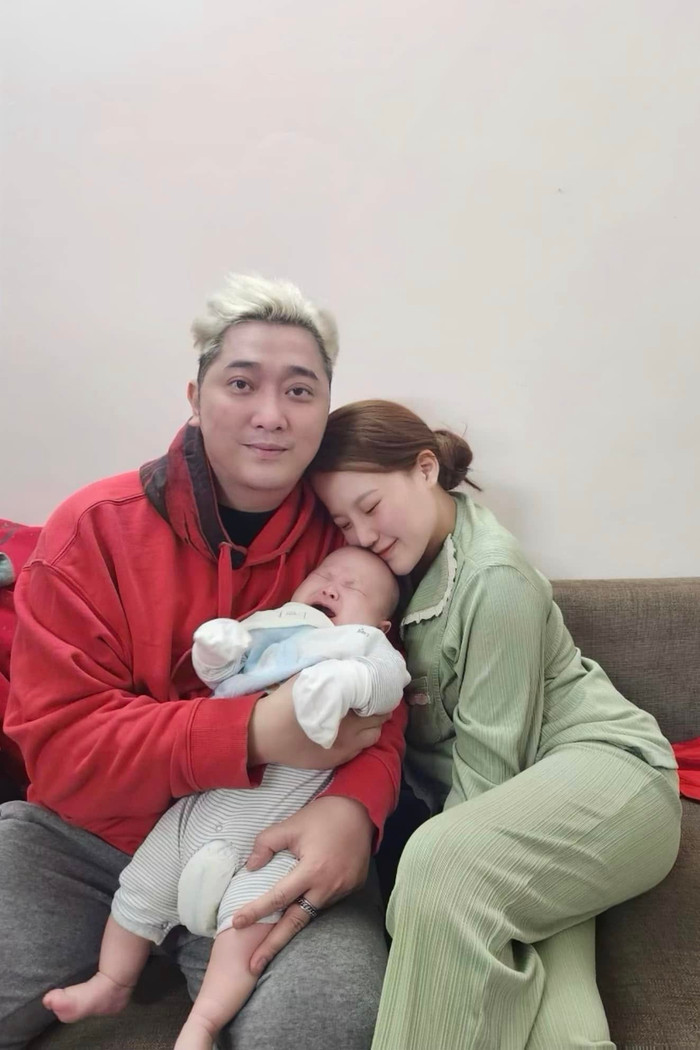 Nam ca sĩ Yanbi bên cạnh vợ và con trai. Ảnh: FBNV