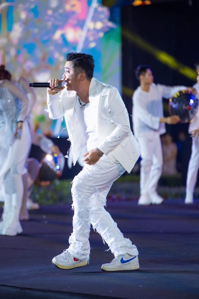 Hình ảnh nam ca sĩ Yanbi biểu diễn trong một đêm nhạc mới diễn ra cách đây không lâu. Ảnh: FBNV