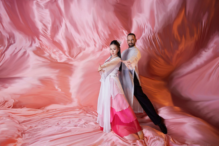 Phương Oanh và vũ công Daniel tạo dáng khi diện đồ diễn tại đêm chung kết Bước Nhảy Hoàn Vũ. Ảnh: BTC