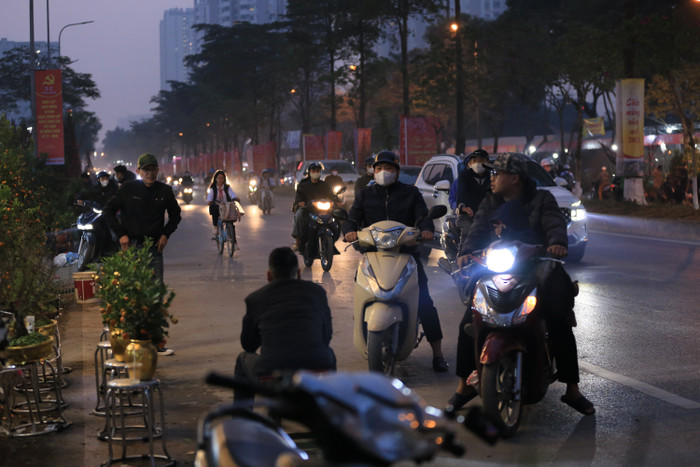 Theo các tiểu thương, vì chậu quất dát vàng khá mới mẻ, giá cả đa dạng và phải chăng nên rất hút người mua về chưng trong dịp Tết này.