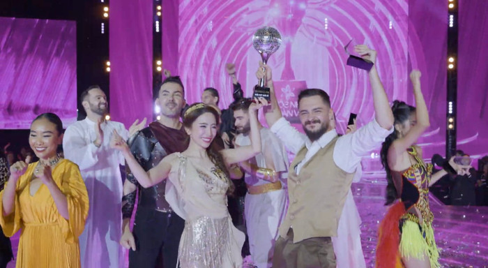 Quỳnh Nga vui vẻ ăn mừng khi đón nhận cúp Quán quân Bước Nhảy Hoàn Vũ. Ảnh Chụp màn hình