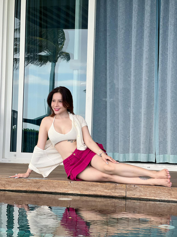 Làn da trắng mịn cùng gu thời trang sành điệu giúp nhan sắc của Khả Như thêm rạng rỡ và cuốn hút. (Ảnh: FBNV)