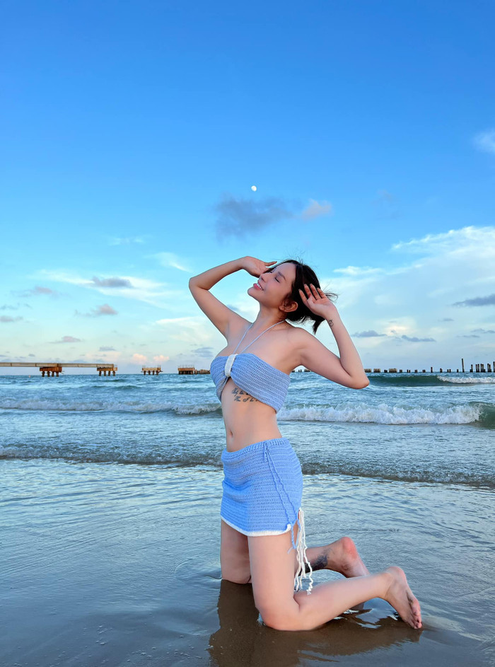 Mỗi khi đi biển, nữ diễn viên luôn ưu tiên diện trang phục khoe khéo vòng một đầy đặn cùng vòng eo thon gọn. (Ảnh: FBNV)