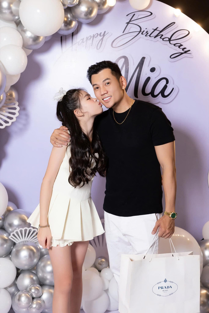 Nhóc tỳ có mối quan hệ rất thân thiết, gắn bó và gọi Lý Bình là 'ba'. (Ảnh: FBNV)