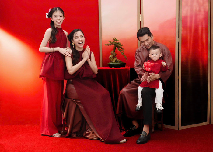 Tổ ấm hạnh phúc, đáng ngưỡng mộ của Phương Trinh Jolie và Lý Bình bên cạnh các con. (Ảnh: FBNV)