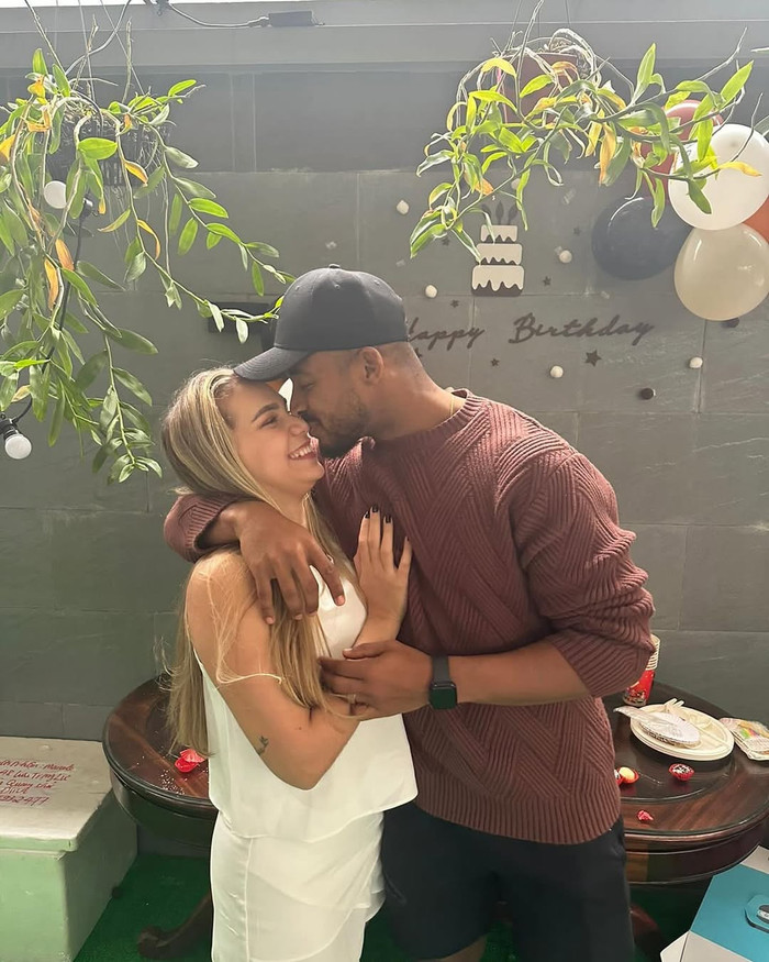 Điều may mắn nhất của Xuân Son chính là có một người vợ luôn bên cạnh, dù trong vinh quang hay nghịch cảnh. Nàng WAG đã trở thành điểm tựa tinh thần vững chắc, giúp Nguyễn Xuân Son xoa dịu nỗi đau không chỉ về thể chất mà cả tâm hồn. Những lời động viên nhẹ nhàng nhưng đầy sức mạnh từ vợ đã khơi dậy trong anh ý chí chiến đấu và niềm tin vào ngày mai. Ảnh IGNV