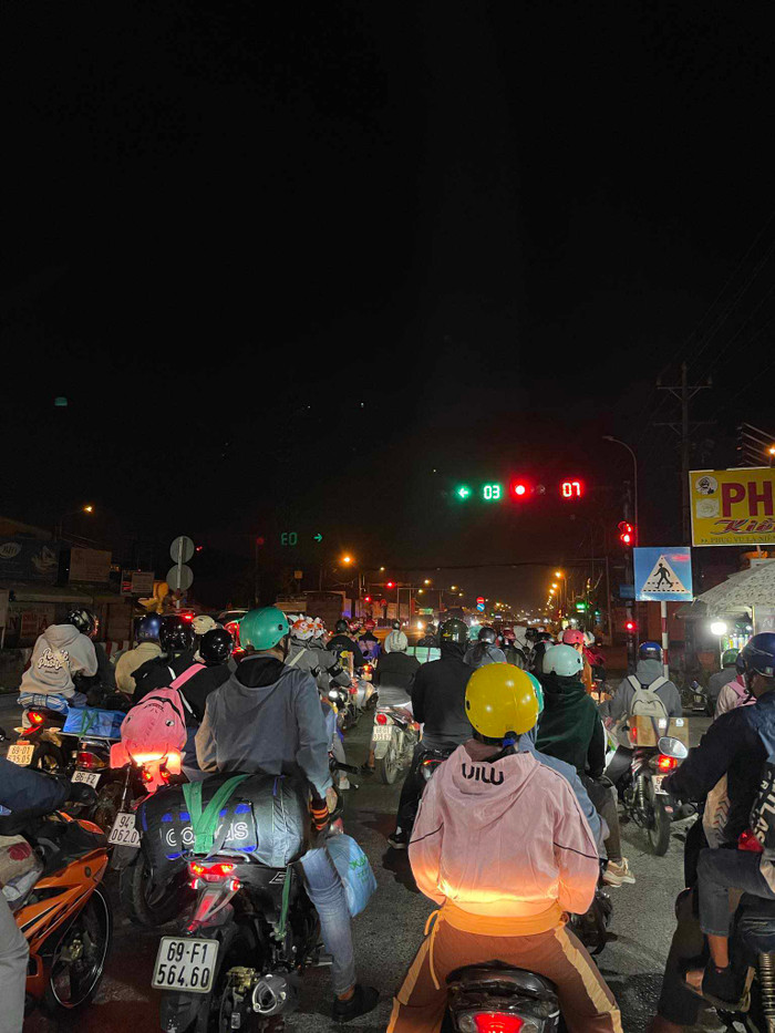 Người dân về quê ăn Tết: Cửa ngõ, đường đổ về sân bay tại TP.HCM kẹt cứng Ảnh 1