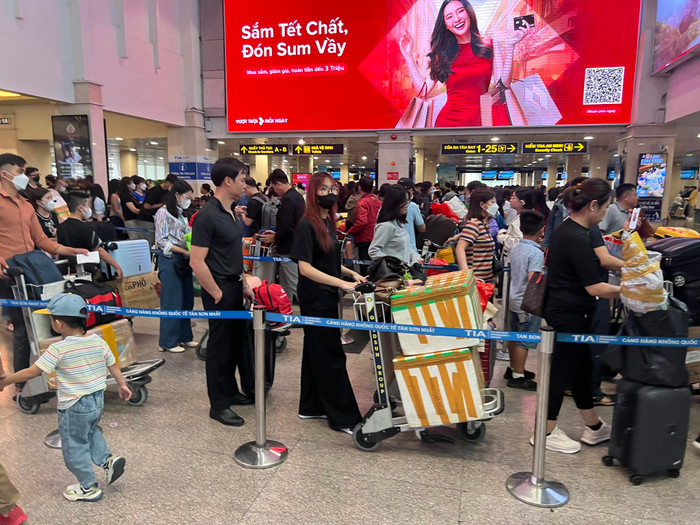 Người dân đổ về sân bay Tân Sơn Nhất để lên chuyến bay về quê ăn Tết