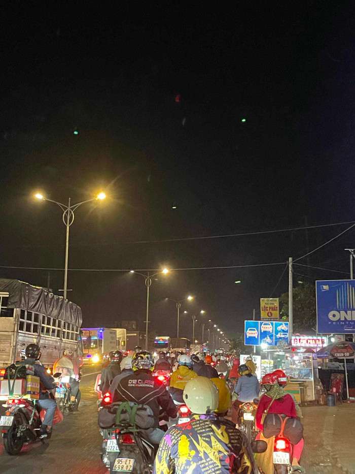 Trên đường về quê ăn Tết, người dân sẽ nhận được sự hỗ trợ, giúp đỡ của các lực lượng chức năng