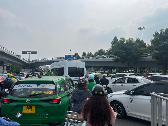 Những tuyến đường đổ về sân bay Tân Sơn Nhất cũng xảy ra tình trạng ùn ứ, kẹt xe
