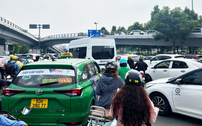 Người dân về quê ăn Tết: Cửa ngõ, đường đổ về sân bay tại TP.HCM kẹt cứng Ảnh 2