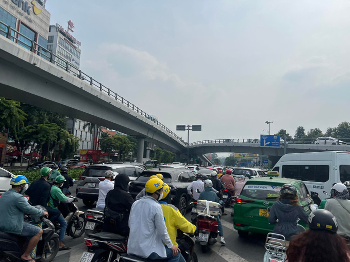 Người dân về quê ăn Tết: Cửa ngõ, đường đổ về sân bay tại TP.HCM kẹt cứng Ảnh 6