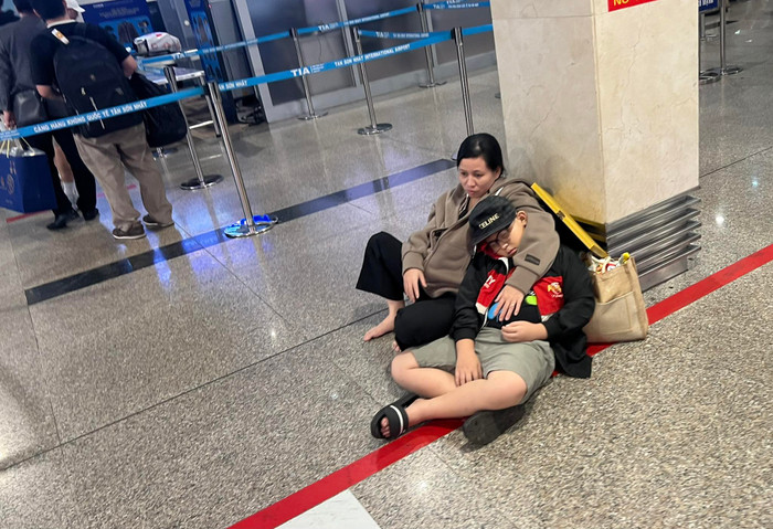 Người dân về quê ăn Tết: Cửa ngõ, đường đổ về sân bay tại TP.HCM kẹt cứng Ảnh 11