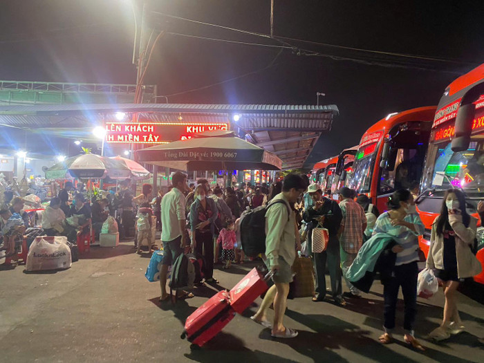 Không khí nhộn nhịp tại bến xe miền Tây ngày cuối năm